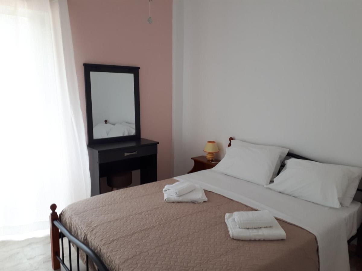 Katerina Apartments Kalamata Esterno foto